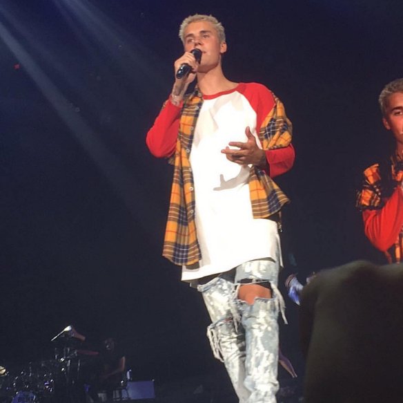 Ubrania z trasy koncertowej 'Purpose’ Justina Biebera w luksusowym sklepie Barneys