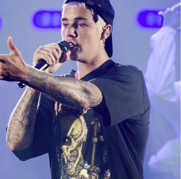 Ubrania z trasy koncertowej 'Purpose’ Justina Biebera w luksusowym sklepie Barneys