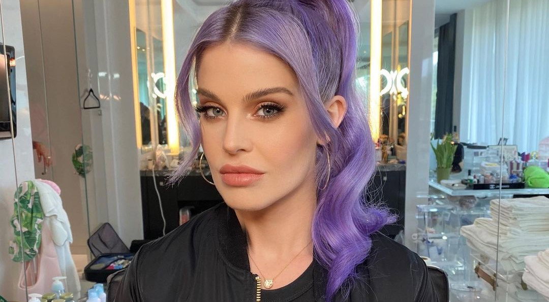 Kelly Osbourne odpowiada na zarzuty internautów, że przeszła operacje plastyczne. I skłania do refleksji w temacie zmiany wyglądu