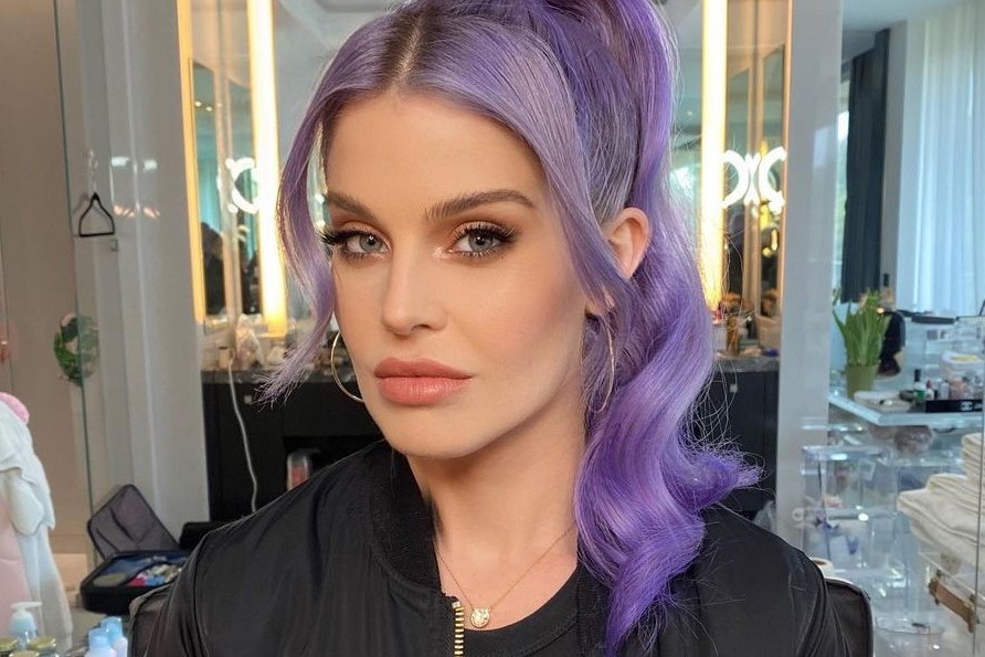 Kelly Osbourne odpowiada na zarzuty internautów, że przeszła operacje plastyczne. I skłania do refleksji w temacie zmiany wyglądu