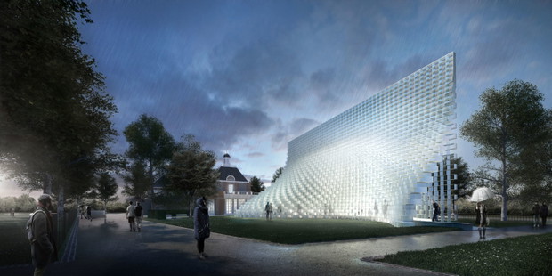 COS zaprojektował limitowaną edycję koszulek z galerią Serpentine