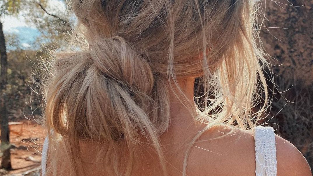 Ta fryzura jest teraz hitem na Instagramie. Stylowy węzełek jest banalnie prosty do wykonania