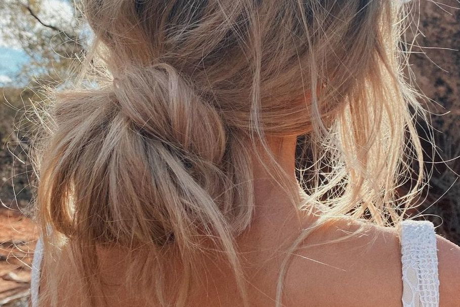 Ta fryzura jest teraz hitem na Instagramie. Stylowy węzełek jest banalnie prosty do wykonania