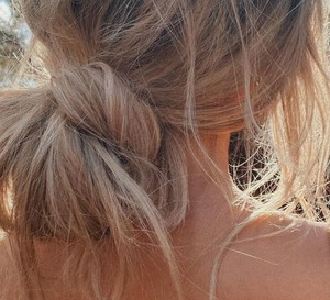 Ta fryzura jest teraz hitem na Instagramie. Stylowy węzełek jest banalnie prosty do wykonania