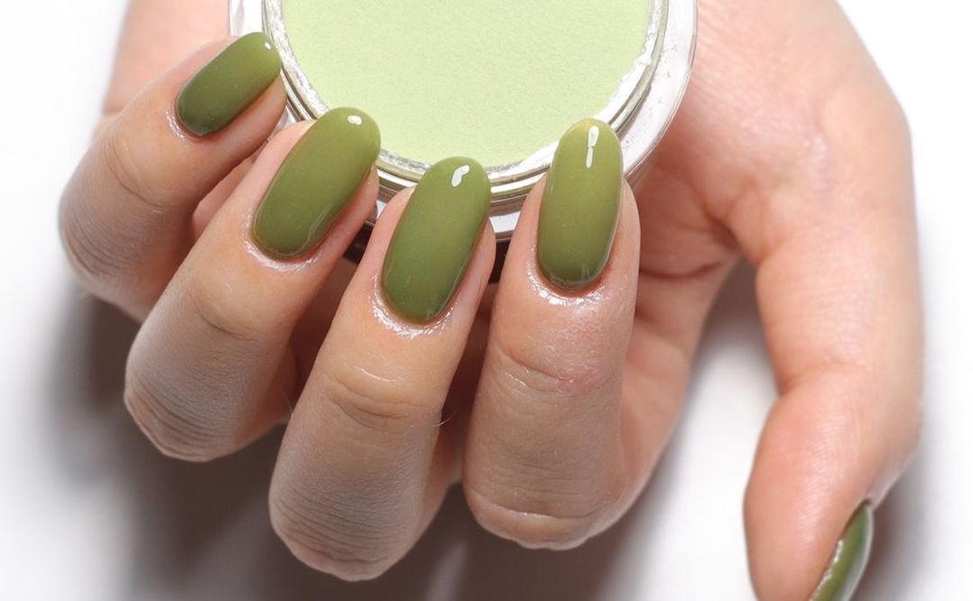 Paznokcie tytanowe, czyli specjalny manicure – czym różni się od hybrydy i jak można go wykonać?