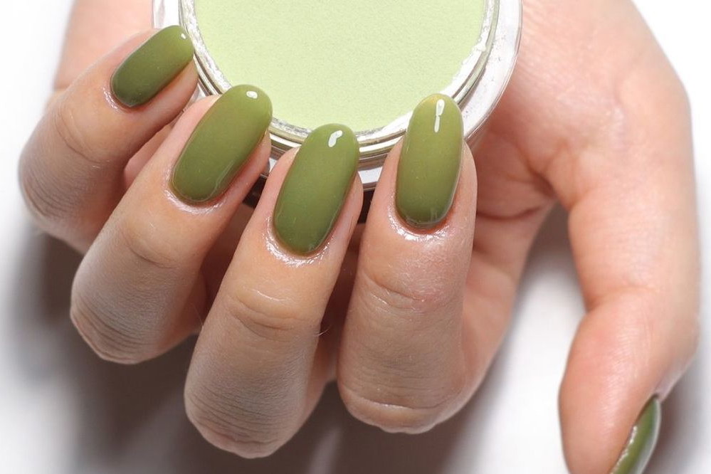 Paznokcie tytanowe, czyli specjalny manicure – czym różni się od hybrydy i jak można go wykonać?
