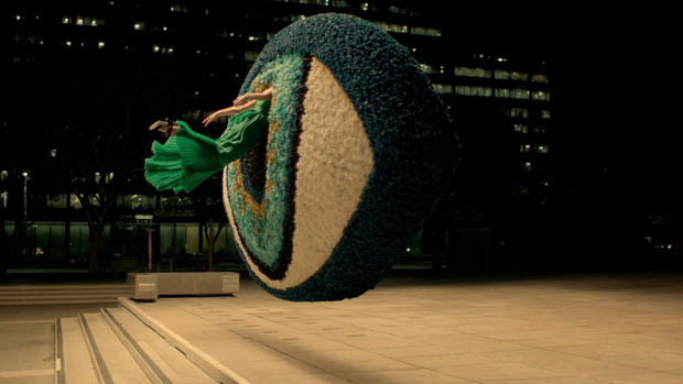 Reklama zapachu KENZO WORLD wbije Was w fotel!