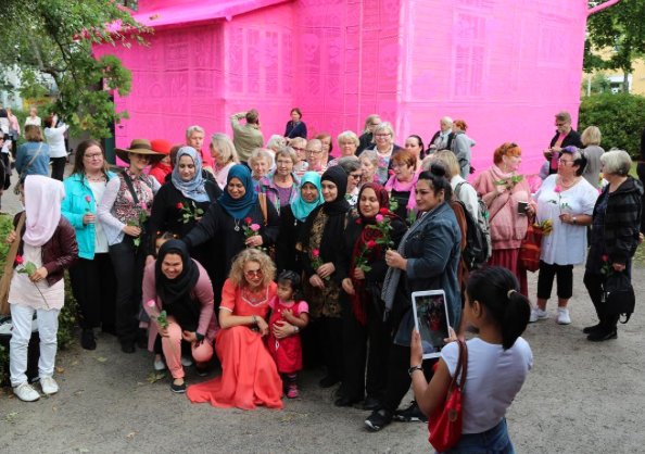 Polka stworzyła wyjątkowy projekt - różowy pokrowiec na dom wykonany szydełkiem