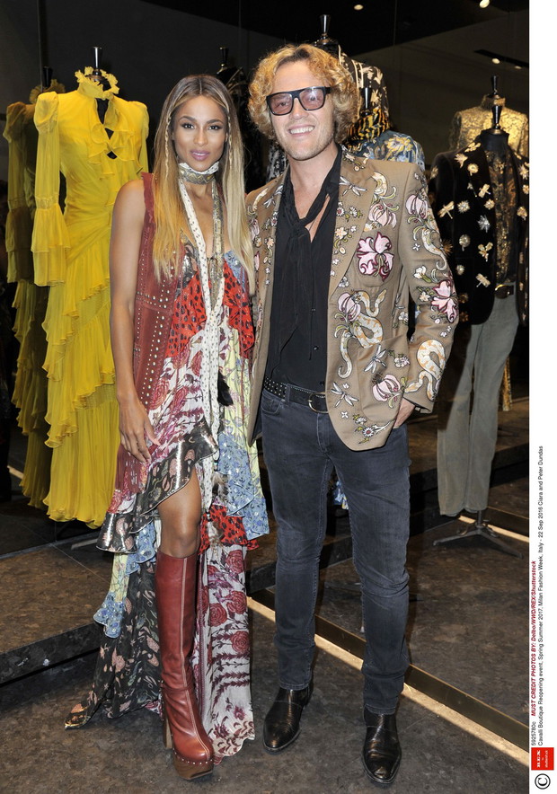 Ciara i Peter Dundas podczas Milan Fashion Week wiosna-lato 2017