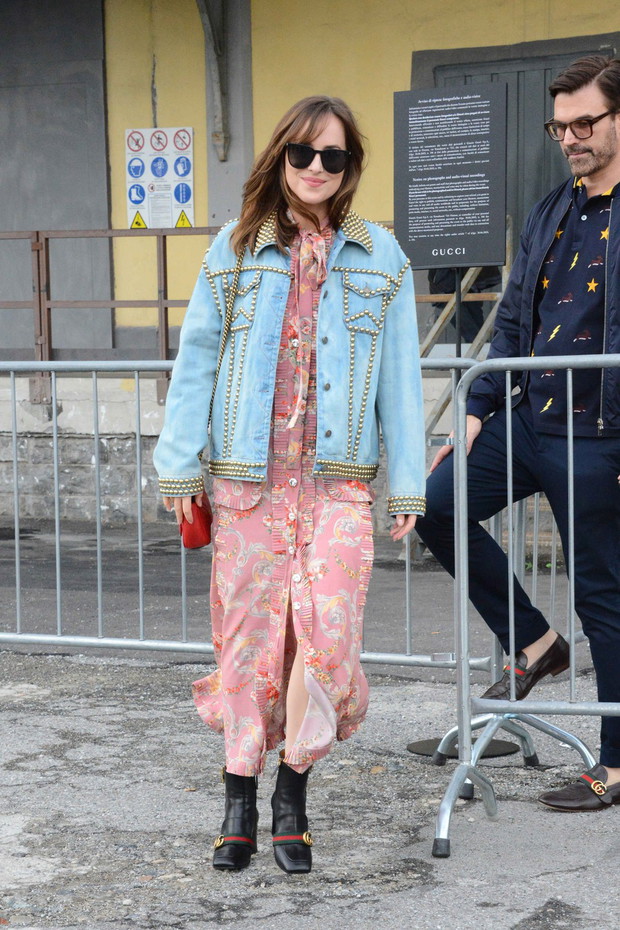 Dakota Johnson podczas Milan Fashion Week wiosna-lato 2017