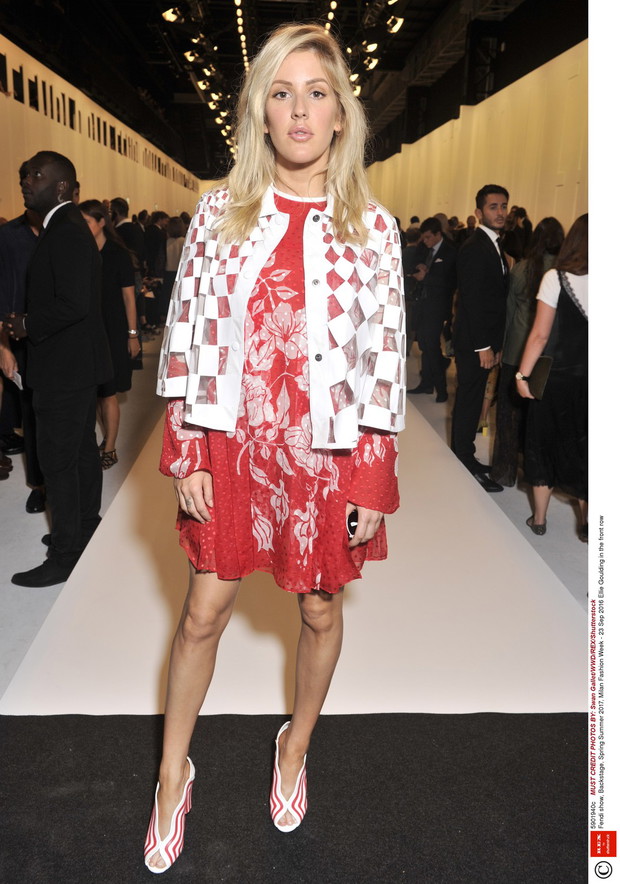 Ellie Goulding podczas Milan Fashion Week wiosna-lato 2017