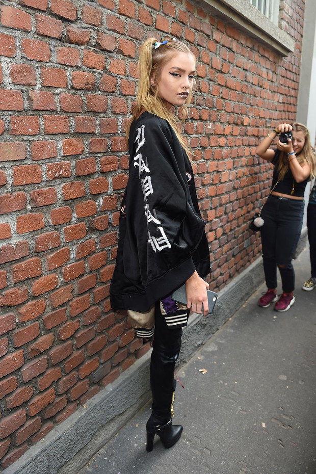 Stella Maxwell podczas Milan Fashion Week wiosna-lato 2017