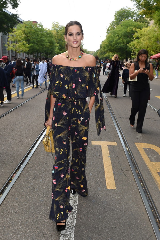 Stella Maxwell podczas Milan Fashion Week wiosna-lato 2017