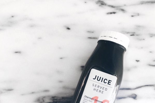 Czarna lemoniada jest hitem na Instagramie. Dlaczego warto jej spróbować?