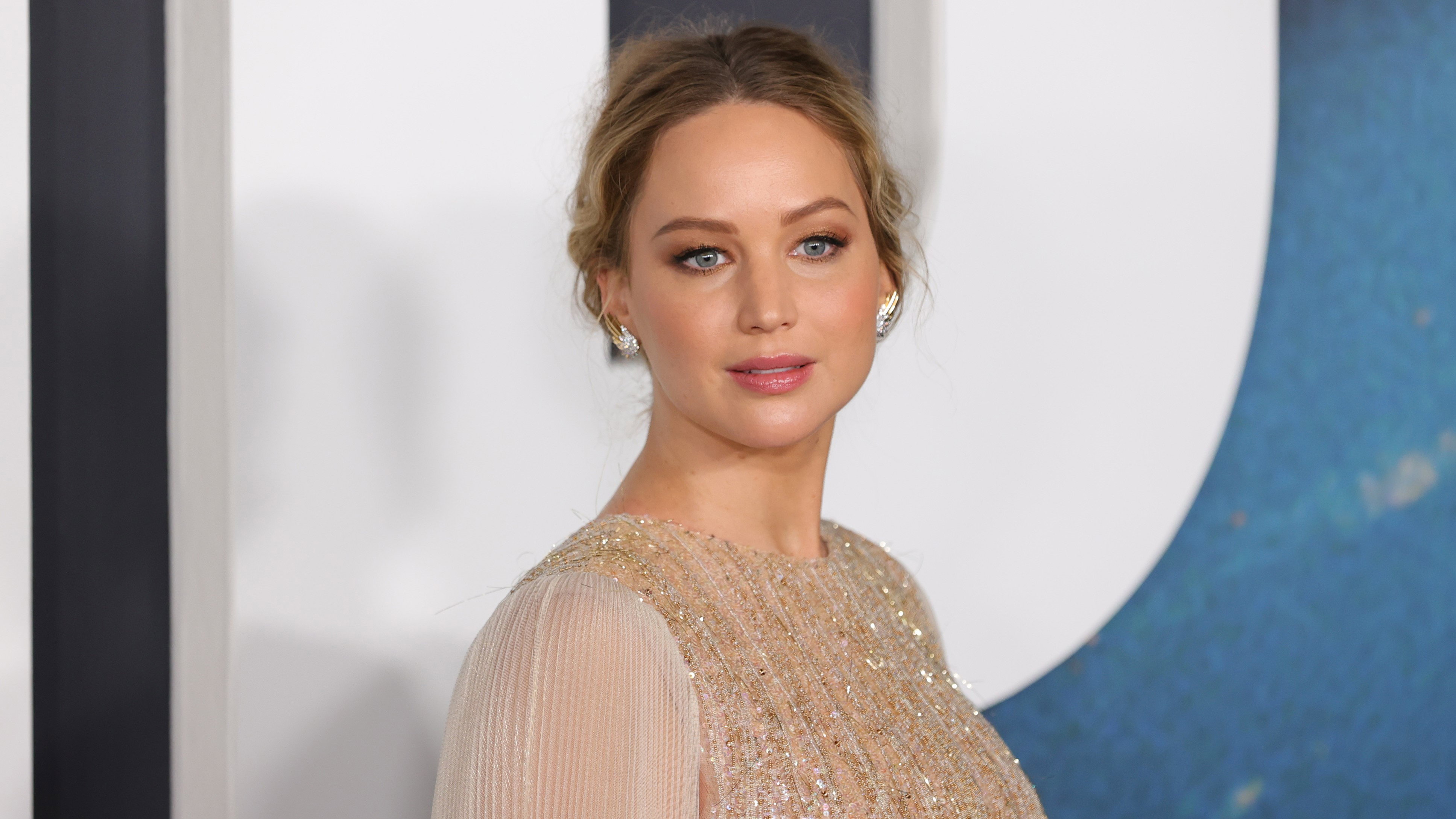 jennifer-lawrence-w-ciazy-na-premierze-filmu-nie-patrz-w-gore4-c4a0f51