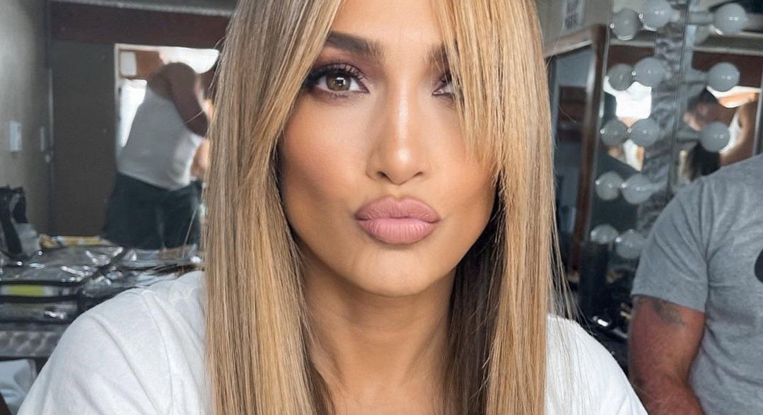 Powraca grzywka z lat 90.! Kontrowersyjny trend sprzed lat pokochały gwiazdy: Dua Lipa, Jennifer Lopez i Lili Reinhart