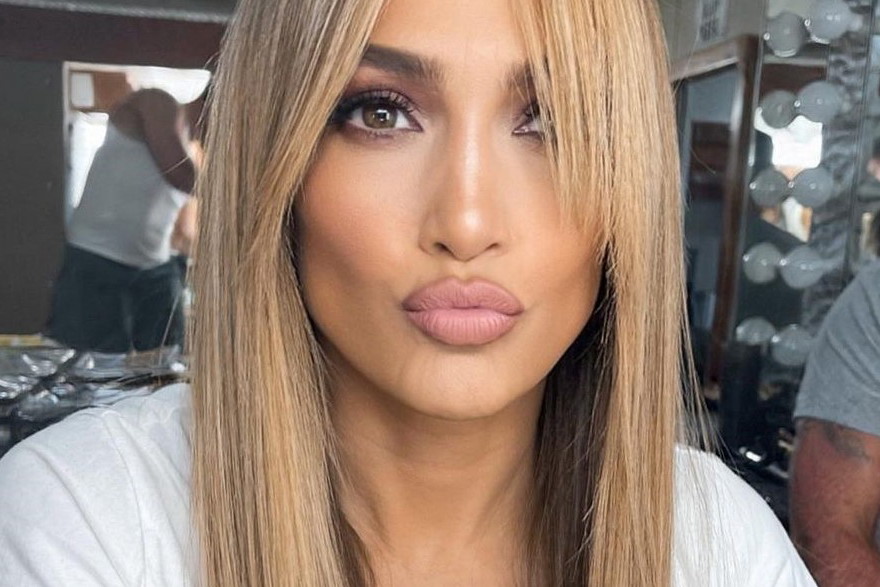 Powraca grzywka z lat 90.! Kontrowersyjny trend sprzed lat pokochały gwiazdy: Dua Lipa, Jennifer Lopez i Lili Reinhart