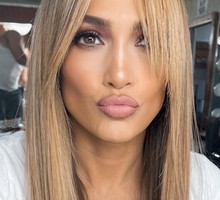 Powraca grzywka z lat 90.! Kontrowersyjny trend sprzed lat pokochały gwiazdy: Dua Lipa, Jennifer Lopez i Lili Reinhart