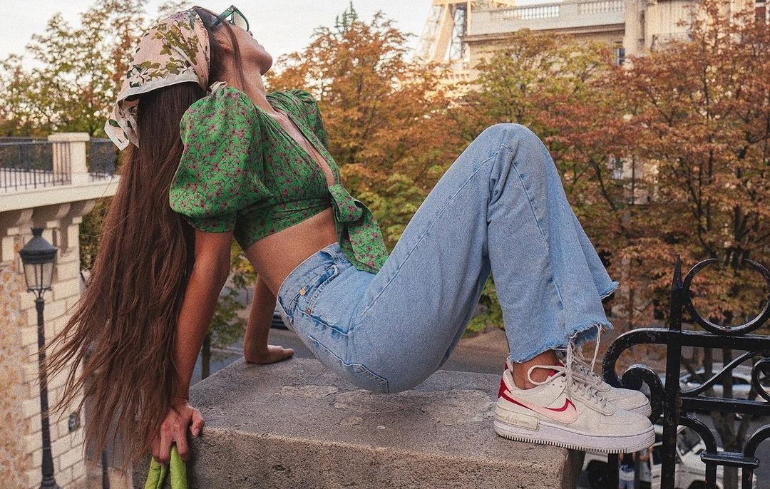 Modne sneakersy na wiosnę-lato 2022 – trendy obuwnicze wskazują nie tylko na najpopularniejsze modele
