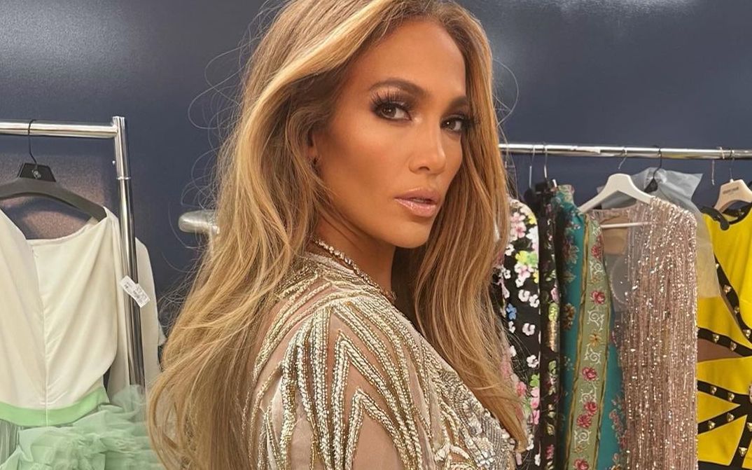 J.Lo udowadnia, że ten stylizacyjny trik pięknie podkreśla talię. Do ulubionych jeansów wystarczy założyć jedną rzecz!