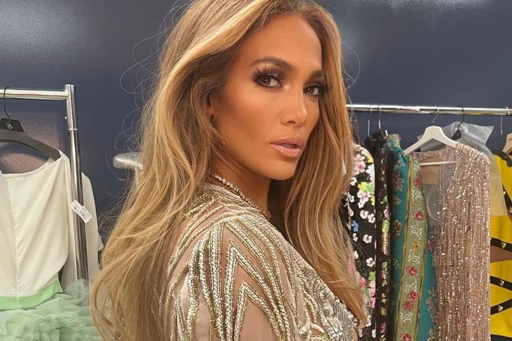 J.Lo udowadnia, że ten stylizacyjny trik pięknie podkreśla talię. Do ulubionych jeansów wystarczy założyć jedną rzecz!