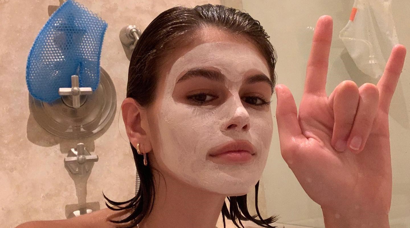 Kaia Gerber zdradziła, jak wygląda zawartość jej kosmetyczki. Modelka ujawniła też urodowy sekret Cindy Crawford