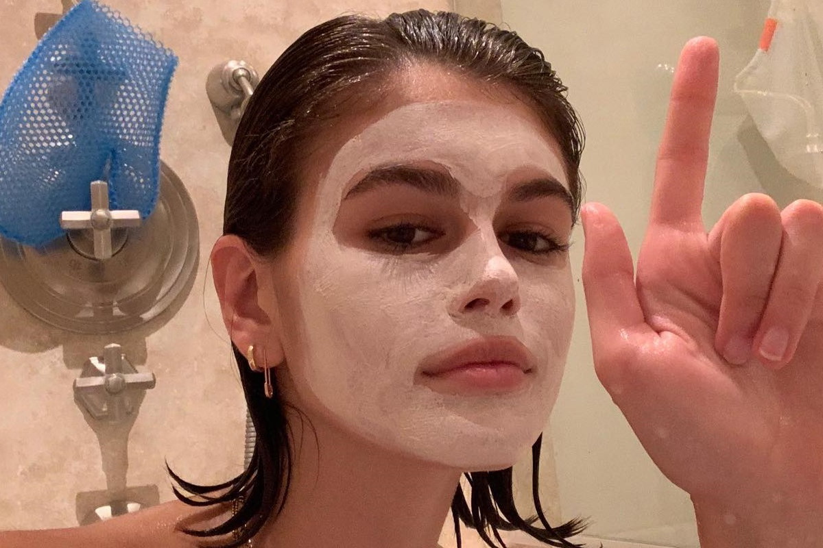 Kaia Gerber zdradziła, jak wygląda zawartość jej kosmetyczki. Modelka ujawniła też urodowy sekret Cindy Crawford