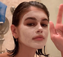 Kaia Gerber zdradziła, jak wygląda zawartość jej kosmetyczki. Modelka ujawniła też urodowy sekret Cindy Crawford