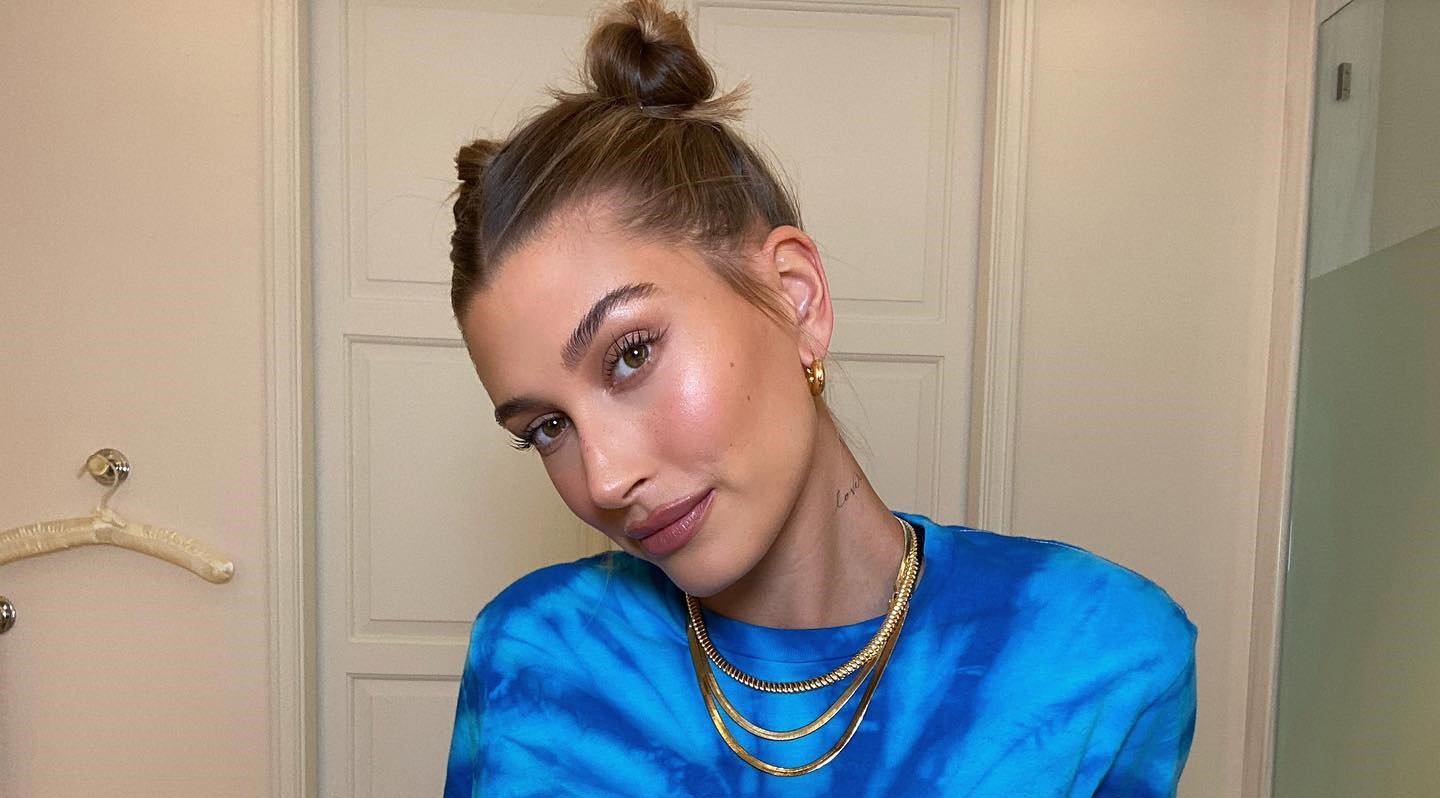 Lukrowany pączek kluczem do pielęgnacji skóry? Hailey Bieber wybrała największy kosmetyczny przebój 2022 roku. Jej wskazówki to gotowa recepta na piękną cerę!