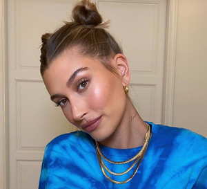 Lukrowany pączek kluczem do pielęgnacji skóry? Hailey Bieber wybrała największy kosmetyczny przebój 2022 roku. Jej wskazówki to gotowa recepta na piękną cerę!