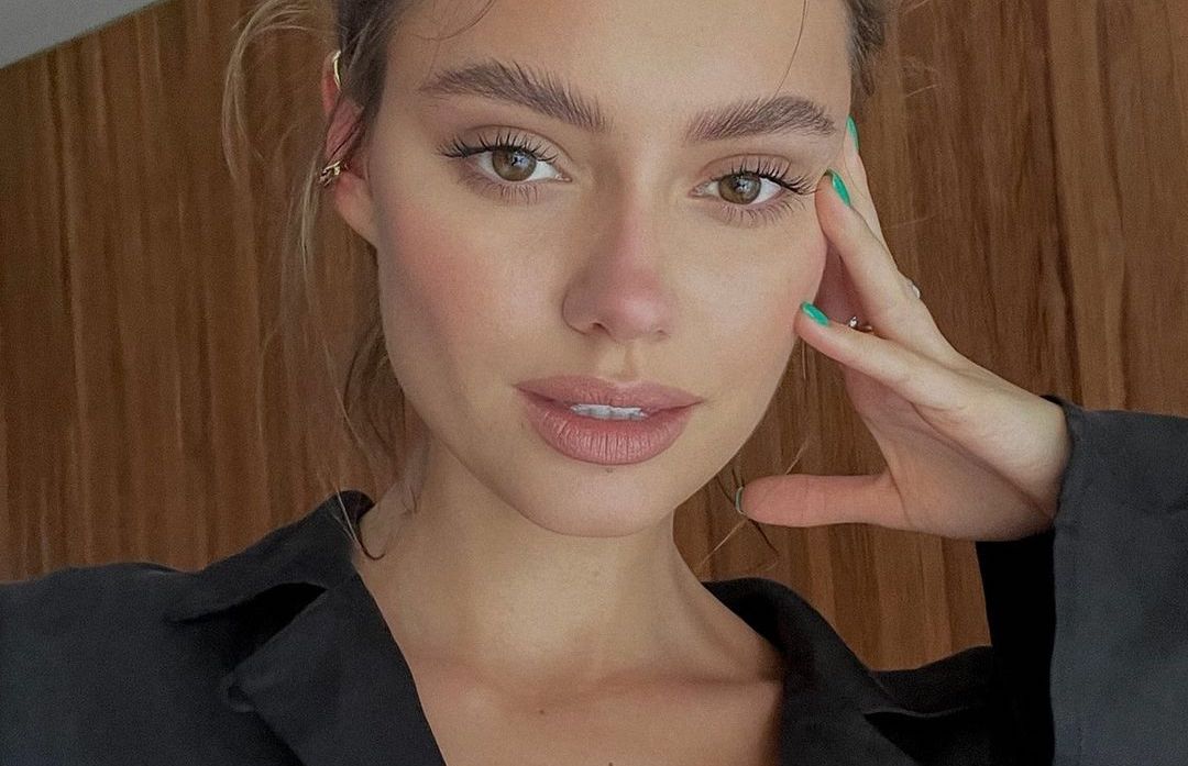Ten róż do policzków robi furorę wśród internautek, bo pięknie dostosowuje się do cery. Podobno fanką jest też Kylie Jenner