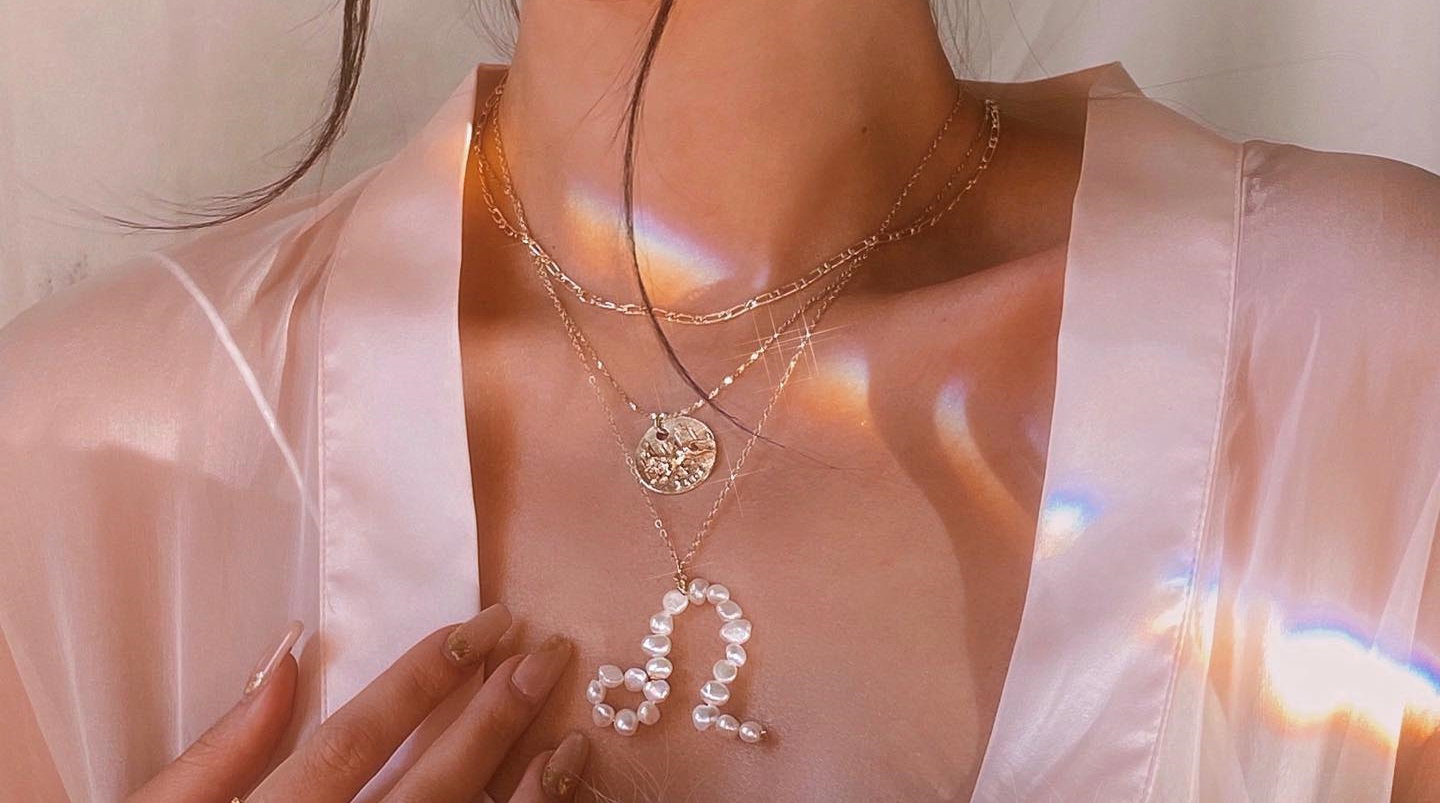 Biżuteria dopasowana do znaku zodiaku. Astrologicznie dobrane błyskotki staną się prawdziwym amuletem