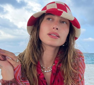 Ulubiony puder Hailey Bieber