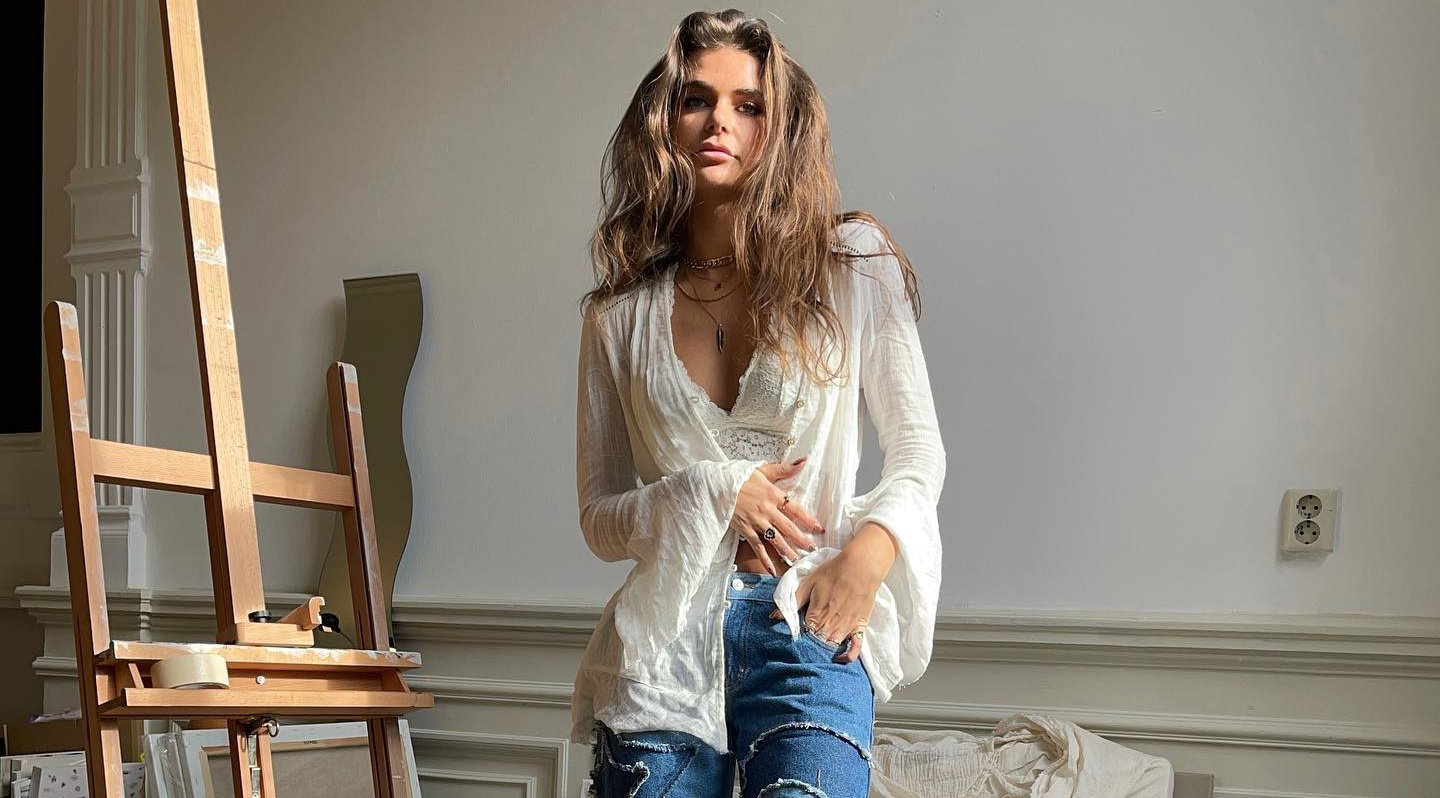 Ten fason spodni królował w latach 70. i 90. Ta dekada także należy do niego. Potwierdzają to Kendall Jenner, Bella Hadid i Victoria Beckham