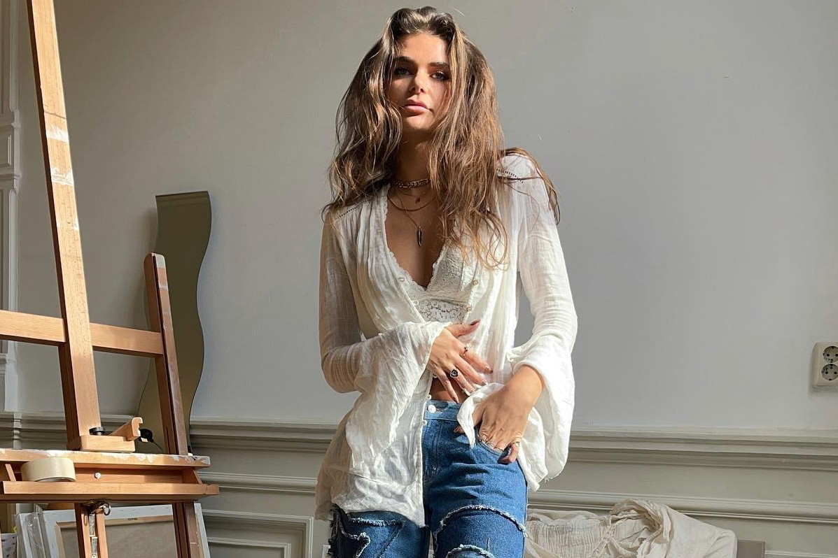 Ten fason spodni królował w latach 70. i 90. Ta dekada także należy do niego. Potwierdzają to Kendall Jenner, Bella Hadid i Victoria Beckham