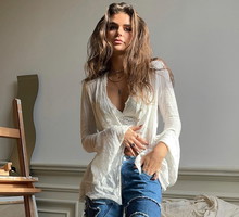 Ten fason spodni królował w latach 70. i 90. Ta dekada także należy do niego. Potwierdzają to Kendall Jenner, Bella Hadid i Victoria Beckham