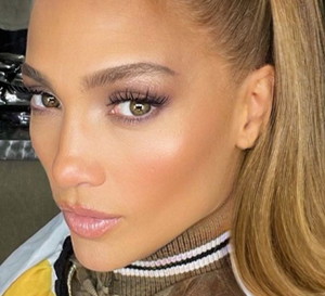 Kucyk lalki Barbie zdobił już głowy Jennifer Lopez, Hailey Bieber i Ariany Grande. Ty też będziesz w nim pięknie wyglądać!