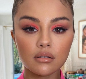 Róż od Seleny Gomez robi furorę w sieci. Jest mocno napigmentowany, trwały i daje naturalny efekt. Nie będziesz chciała innego!