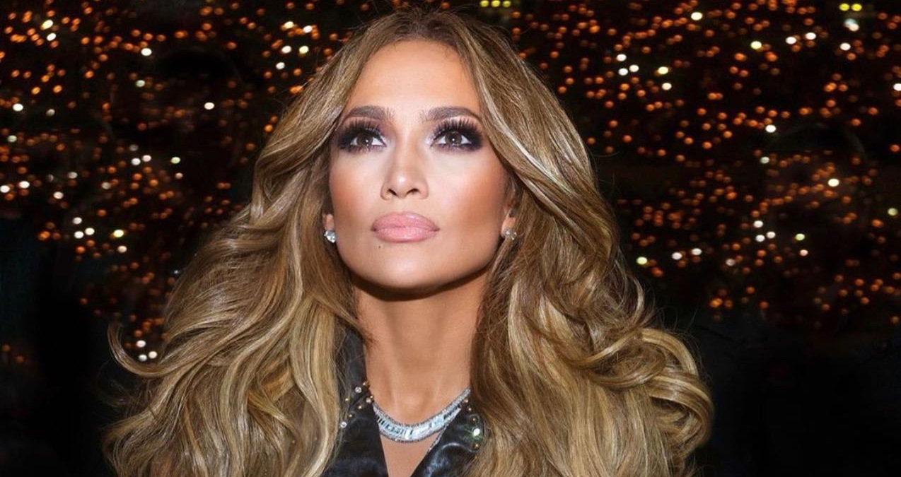 Fryzjer Jennifer Lopez zdradził tajemnicę jej sprężystych, gładkich i lśniących włosów. Wystarczy jeden kosmetyk, żeby zapewnić sobie spektakularny efekt