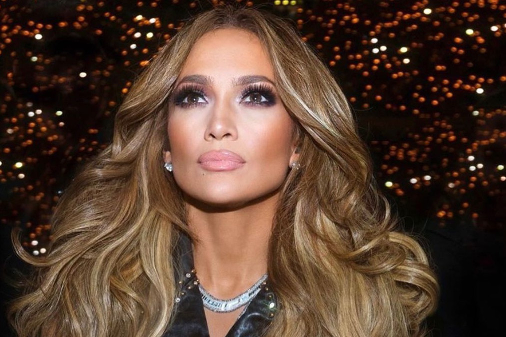 Fryzjer Jennifer Lopez zdradził tajemnicę jej sprężystych, gładkich i lśniących włosów. Wystarczy jeden kosmetyk, żeby zapewnić sobie spektakularny efekt