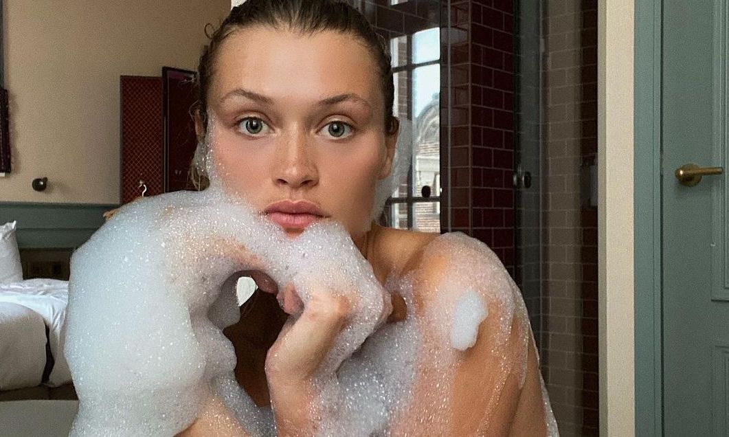 Mycie twarzy w ten sposób to gwarancja pięknej i gładkiej cery. I jest lepsze niż poranna kawa!
