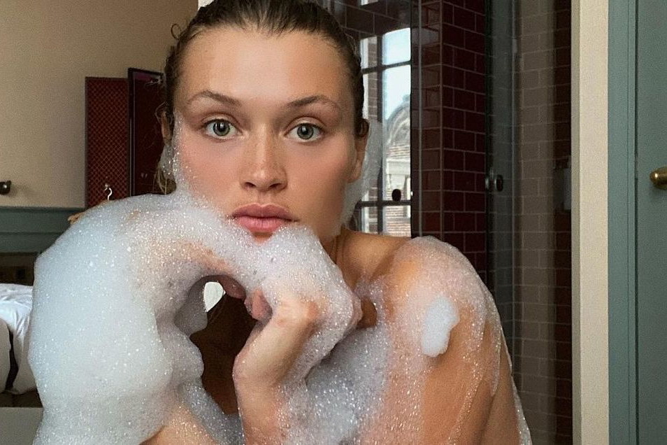 Mycie twarzy w ten sposób to gwarancja pięknej i gładkiej cery. I jest lepsze niż poranna kawa!