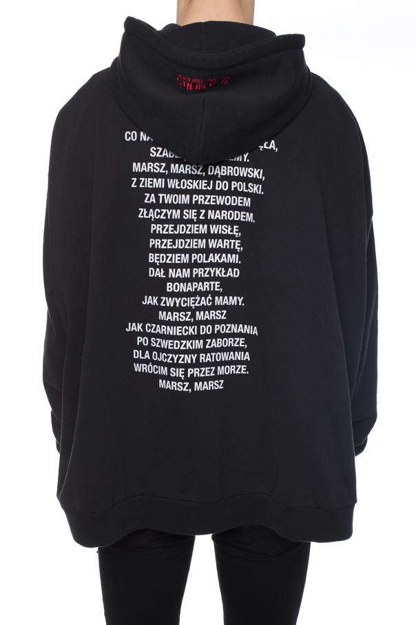 Vetements stworzył bluzę z Hymnem Polski! Wyprzedała się na pniu