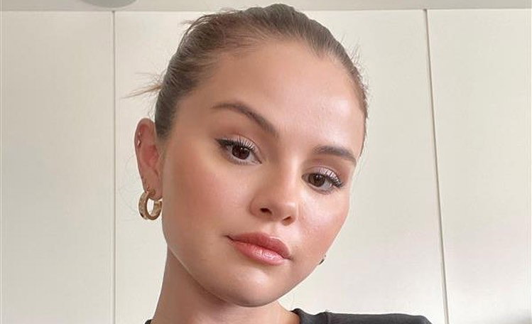 Ulubiony tusz do rzęs Seleny Gomez można używać na trzy sposoby. Podwójna maskara gwiazdy pogrubi, wydłuży i podkręci rzęsy