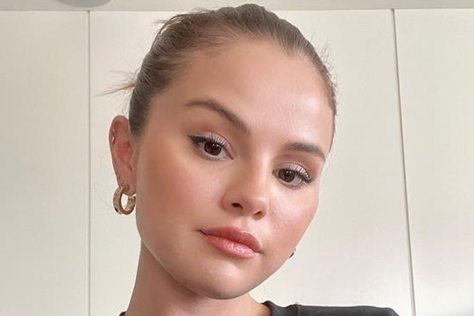 Ulubiony tusz do rzęs Seleny Gomez można używać na trzy sposoby. Podwójna maskara gwiazdy pogrubi, wydłuży i podkręci rzęsy