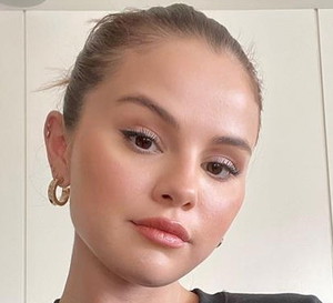 Ulubiony tusz do rzęs Seleny Gomez można używać na trzy sposoby. Podwójna maskara gwiazdy pogrubi, wydłuży i podkręci rzęsy