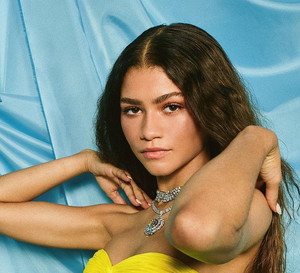 Fale na włosach miały już na swoich głowach Zendaya, Jennifer Lopez i Megan Fox. Teraz pora, żeby nowa wersja fryzury syrenki ozdobiła także twoją