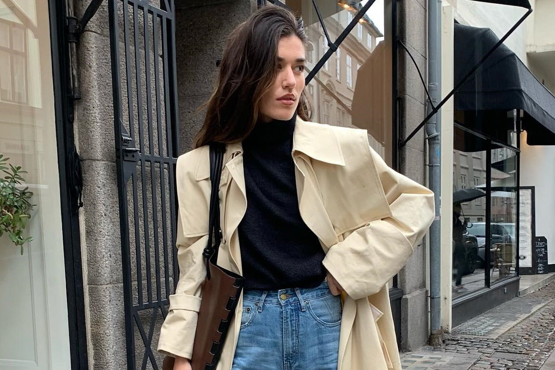 Królowe minimalizmu pokazują, jak nosić jeansy. 7 stylizacji Skandynawek dostarczy ci pomysłów na lata