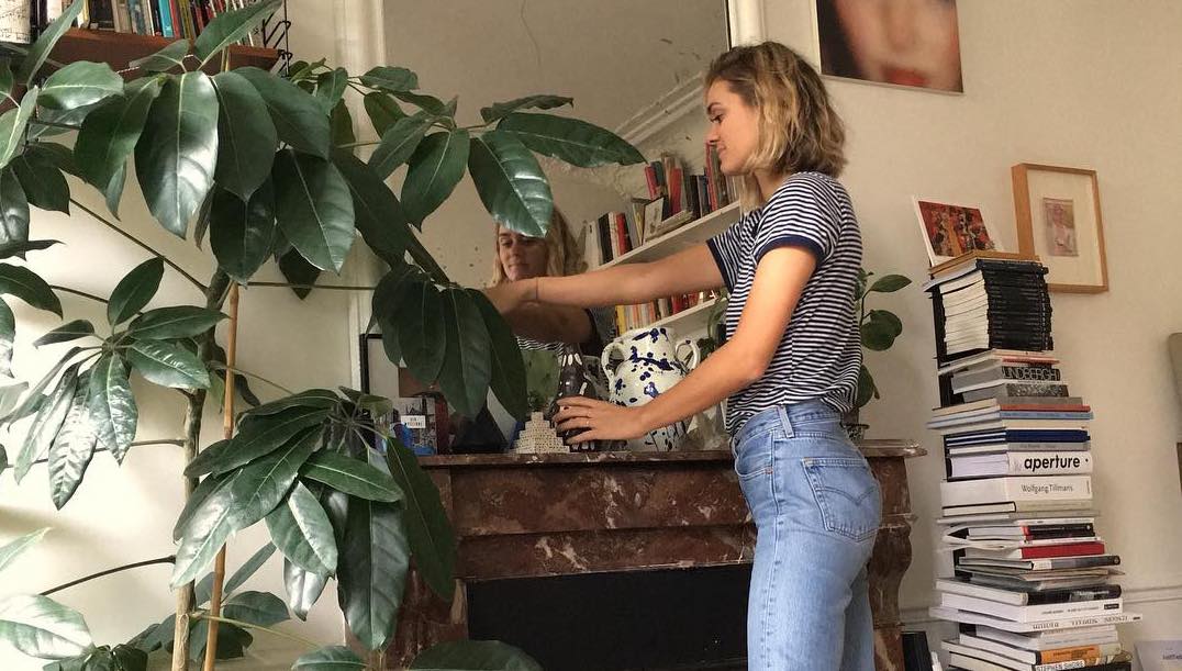 Ten T-shirt to już letnia klasyka! W swojej szafie ma go każda Francuzka – w tym topowe influencerki