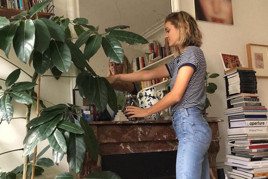 Ten T-shirt to już letnia klasyka! W swojej szafie ma go każda Francuzka – w tym topowe influencerki